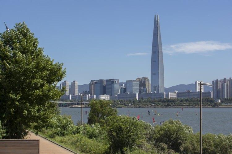 <p>Güney Kore’nin başkenti Seul’de, 555 metre yüksekliğinde ve 123 katlı, Dünya'nın en yüksek 5'inci binası olarak bilinen Lotte World Tower görüntülendi.</p>

<p> </p>
