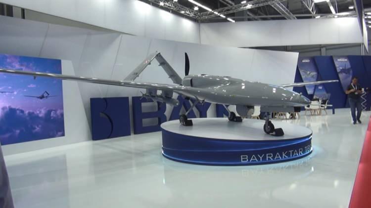 <p><strong>BAYRAKTAR FUARIN GÖZDESİ OLDU</strong></p>
<p>Bu yıl 30’uncusu düzenlenen ve 9 Eylül’e kadar sürecek fuarda Mehteran Birliği’nin gösterisinin yanı sıra katılımcı firmalar arasında yer alan Baykar’ın fuarda sergilenen Bayraktar TB2 silahlı insansız hava aracı (SİHA) da ziyaretçilerden yoğun ilgi gördü. </p>