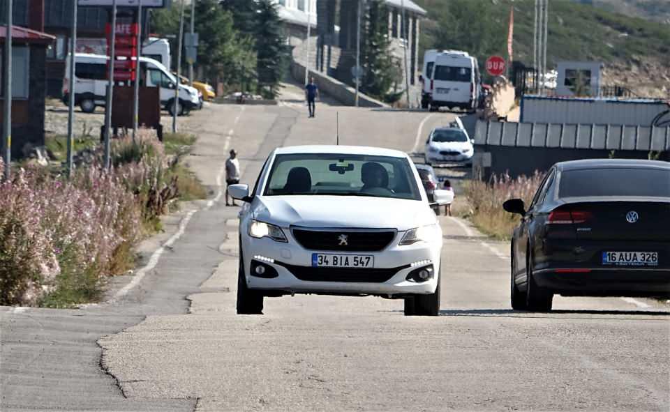 <p>Bursa'da araçların viteste olmadan rampa yukarı 40 kilometre hızla çıkabildiği yol görenleri şaşırtıyor.</p>
