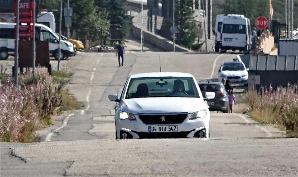 <p>Uludağ oteller bölgesinde bulunan bir yol sürücüleri şaşkınlığa uğratıyor. Yola gelen sürücüler yol kenarında durduklarında araçlarının rampa yukarı kendi kendine çalışmadan çıktığını görüyor. </p>

<p> </p>
