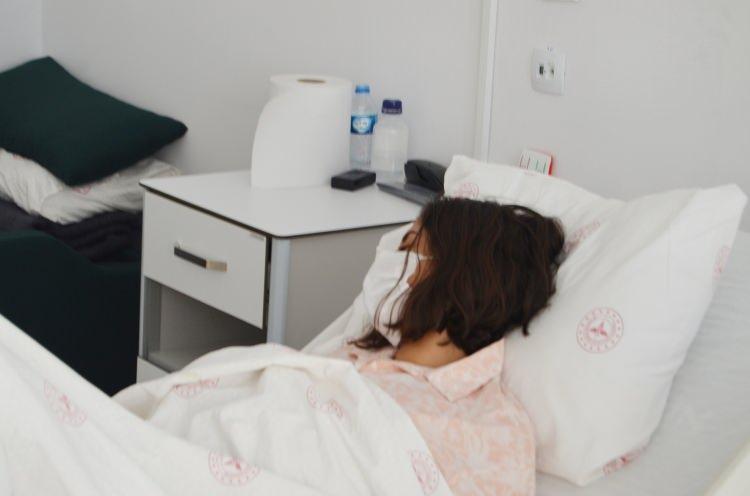 <p>Tetkikler sırasında B.G.’nin karnında kitle tespit edildi. Ameliyata alınan B.G.’nin karnından 60 santimetre büyüklüğünde, 7 kilo 800 gram ağırlığında kitle çıkarıldı.</p>