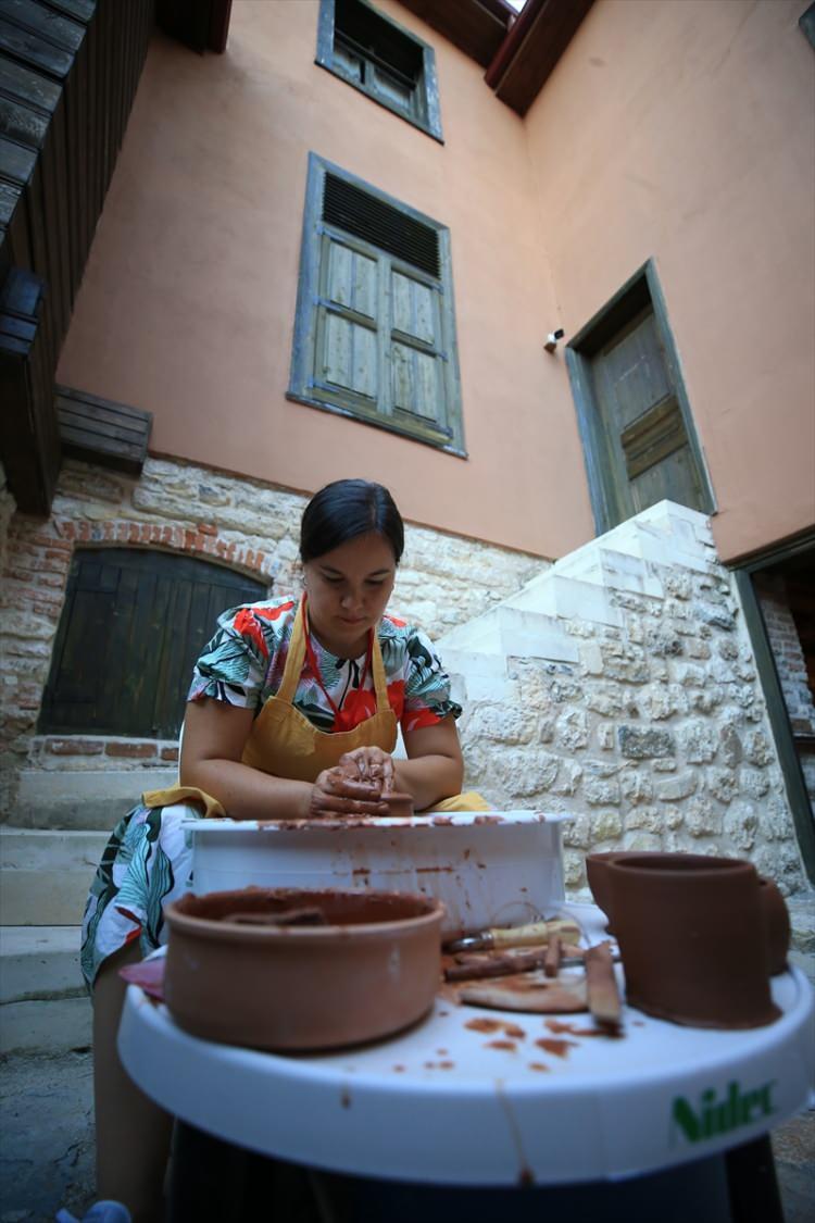 <p>Kazılarda çıkan eserleri inceleyerek oradaki motifleri modernize edip çeşitli objelere yansıttık. Bunlar arasında dekoratif, mutfak ve giyim ürünleri gibi objeler de var." diye konuştu.</p>

<p> </p>
