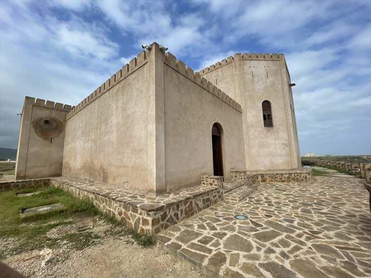 <p>Savahrun, Kültürel Miras ve Turizm Bakanlığı'nın bölgede turizme kazandırdığı birkaç yapıdan biri olan Asker Kulesine tarihi bir miras olarak sahip çıktıklarını söyledi.</p>

<p> </p>
