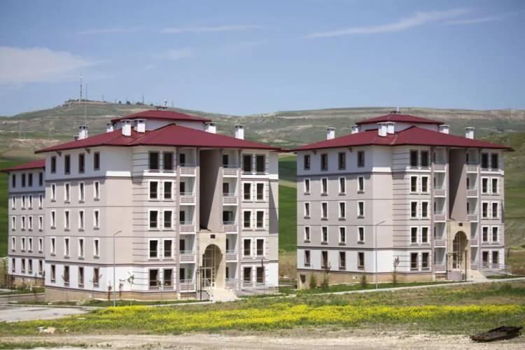 <p>Dar gelirli vatandaşların ev sahibi olmasına yönelik projedeki 250 bin konut, yaklaşık 362 milyar liralık yatırımla inşa edilecek.</p>
<p> </p>