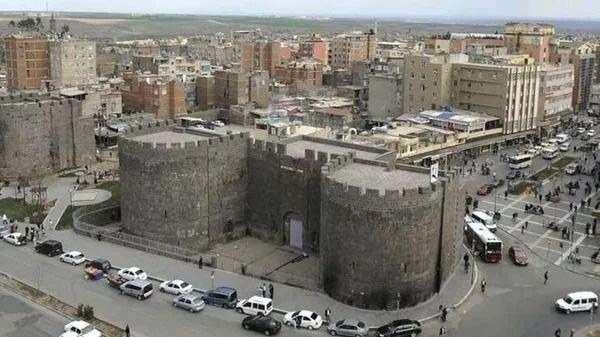 <p><strong>4- Diyarbakır</strong></p>
<p>Diyarbakır, 2 milyon 363 bin 540 nüfusuyla İstanbul'dan sonraki en kalabalık şehir olacaktı.</p>
