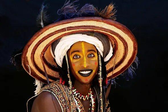 <p>Burada erkekler kadınlar için süsleniyor: Wodaabe Kabilesi…</p>
