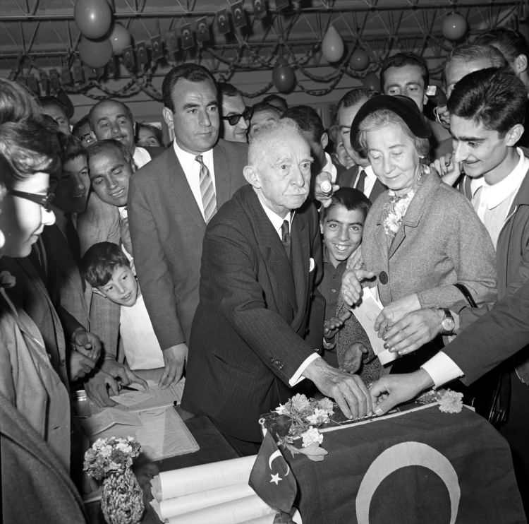 <p><strong>- CHP Baykal ile tekrar siyaset sahnesinde</strong></p>

<p>Parti, ilk olağanüstü kurultayını Atatürk'ün vefatı üzerine 26 Aralık 1938'de yaptı. Genel başkanlığa seçilen İsmet İnönü, yaklaşık 33 yıl bu görevi sürdürdü.</p>

<p> </p>
