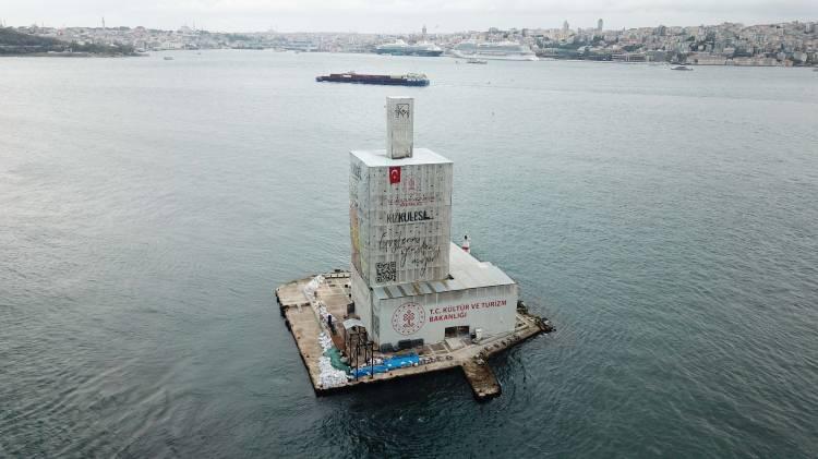 <p>Vatandaşlar tekneler ile Kız Kulesine gidip avluda bulunan seyirdim teraslarında dolaşıp ahşam merdivenlerden kuleye çıkabilecek ve İstanbul manzarasını izleyebilecek. İsteyen küçük kafede oturup çay ve kahvesini içebilecek.</p>

<p><br />
<strong>Kaynak: Sabah</strong></p>
