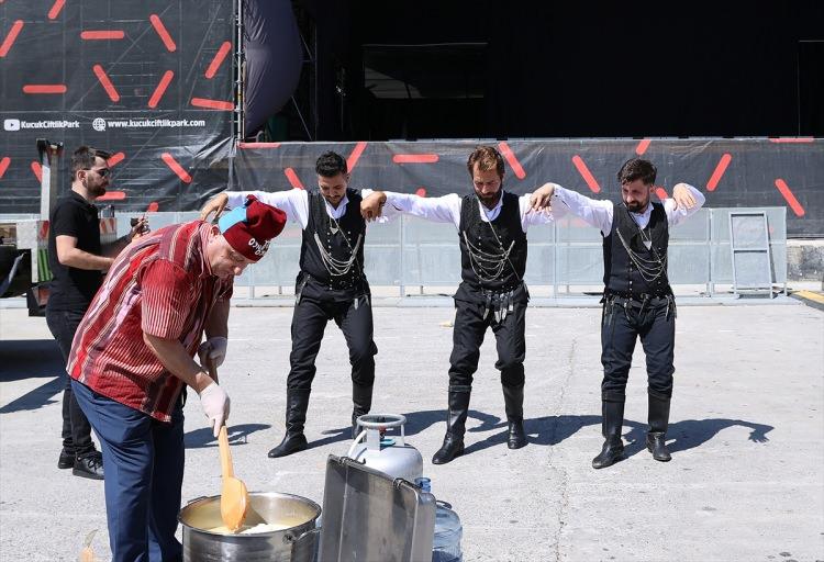 <p>İlk girişimleri rüzgar nedeniyle istenilen hedefe ulaşamayan Kılıç, birkaç denemenin ardından kuymağı 15 metre uzunluğa çıkarmayı başardı.</p>
