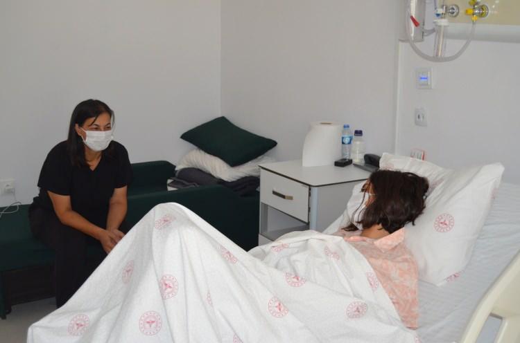 <p>Daha önce 26 santimetrelik bir kitle görmüştüm. Bu ise ondan daha büyük ve bütün karnını kaplamış şekilde, bütün organları itilmiş ve yer değiştirip küçülmüş ve yetirince gelişmemişti. Şu anda karın içinde ciddi bir boşluk oluştu. Kızımız da 7 kilo vermiş oldu...</p>