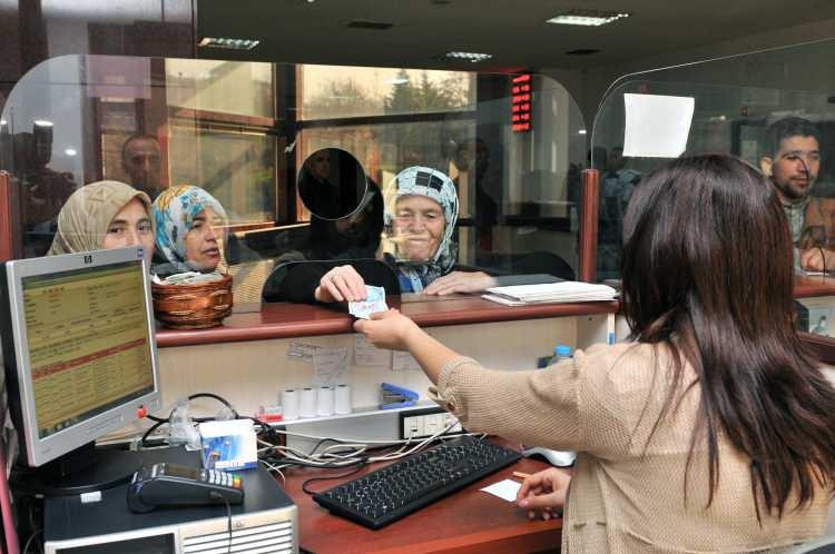 <p>Getirilen emekli başına 250 lira veren de, 1.000 lira veren de var.</p>
