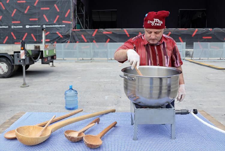<p>Şişli'de Adem Kılıç, 18 Eylül'de düzenlenecek "Maçka'da Buluşalım - Bir Karadeniz Şöleni" festivali öncesinde Karadeniz mutfağının vazgeçilmezleri arasında yer alan kuymakta rekor denemesi yaptı.</p>

<p> </p>
