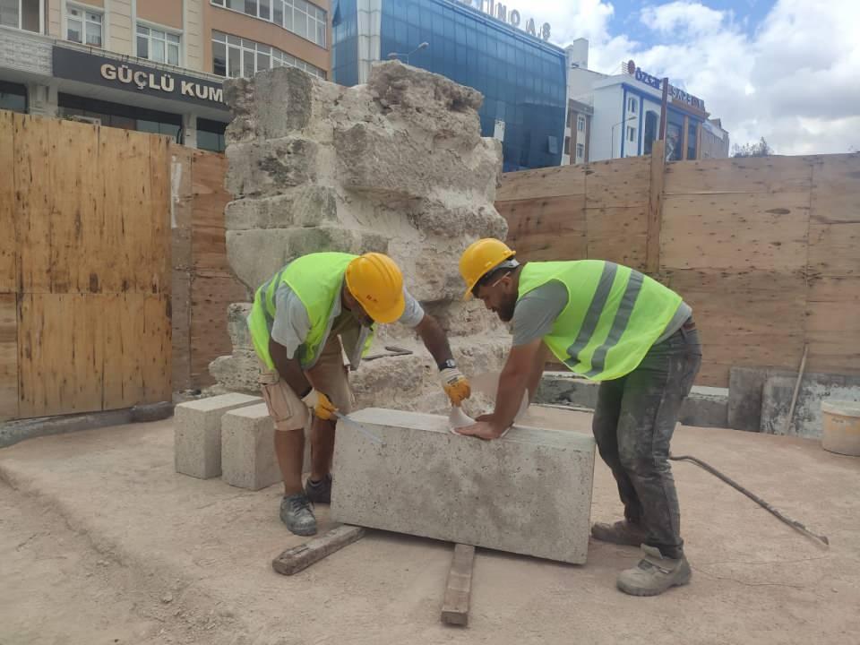 <p><strong>SADECE KEMER TAŞI YENİLENECEK </strong></p>
<p>Aydemir, "Bütün malzemeleri çeşmenin kendi malzemeleri. Çalışma esnasında yol kotu altında kalan yalak da ortaya çıktı ve artık tamamen algılanabilir hale geldi.</p>
