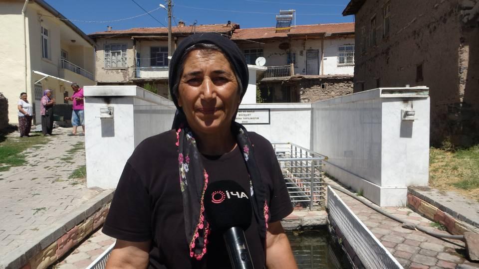 <p>Çeşmeyi besleyen kaynaklar bunlar. Yıllar önce köyümüze dönemin valisi gelmiş. Valiye mahalle muhtarı içmesi için su verince vali bey suyun balık koktuğunu ifade etmiş. Bunun üzerine mahalle muhtarı çeşmedeki balıkları alıp köyün içerisinde bir bölgeye defin ediyor. </p>
