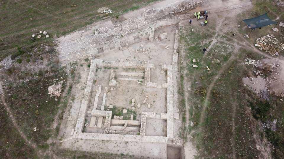 <p><em>Antik dönemin şifahanelerinin Bergama'da ve Allianoi'de görüldüğüne dikkati çeken Çelikbaş, şöyle devam etti:</em></p>

<p>"Karadeniz'de Asklepios kültürünün ilk defa tespit edildiğini söyleyebiliriz. Hadrianaupolis'in kendi basmış olduğu sikkelerde tanrı Asklepios figürlerini görmüştük. Sikkelerdeki figürler bir yerdeki kültür varlığını yüzde yüz ifade etmez. Bir adak sütununda patera ve yılanları görmüştük.</p>
