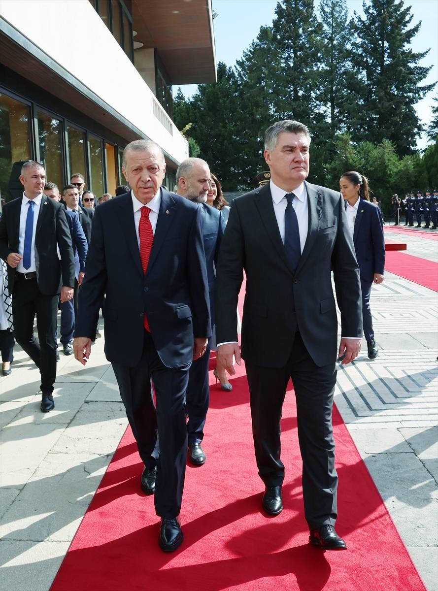 <p>Türkiye Cumhurbaşkanı Recep Tayyip Erdoğan, ziyarette bulunduğu Zagreb'de, Hırvatistan Cumhurbaşkanı Zoran Milanovic tarafından resmi törenle karşılandı.</p>

<p> </p>
