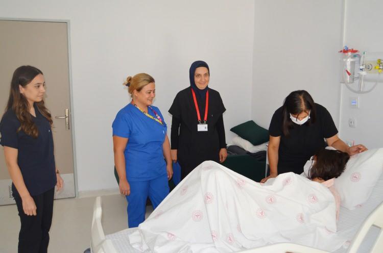 <p>Aksaray'da halk otobüsünün çarpması sonucu hafif yaralanıp, hastaneye kaldırılan B.G.'nin (17) karnından, ameliyatla 60 santimetre büyüklüğünde, 7 kilo 800 gram ağırlığında kitle çıkartıldı. </p>
