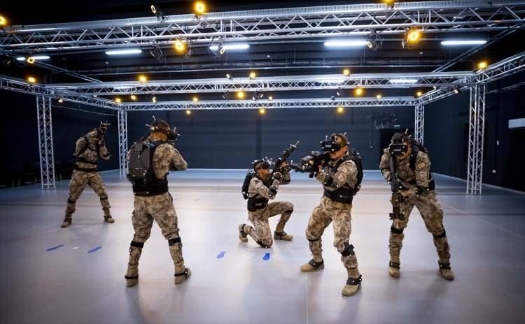 <p>Özel harekat polisi, simülatör sisteminde altyapı olarak, sinema sektöründe kullanılan "Motion Capture" olarak bilinen hareket yakalama teknolojisinden yararlanıldığını belirterek, sistemin, Mardin, Batman, Diyarbakır, İstanbul ve Ankara gibi illerdeki gerçek bölgeler, önemli tesisler senaryolaştırılarak modellendiğini anlattı.</p>
