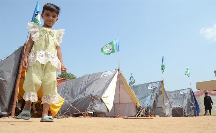 <p>Sel mağduru Pakistanlı vatandaşlar evlerinin zarar görmesinden sonra yerleştikleri yardım kamplarında yaşam mücadelesi veriyor.</p>

