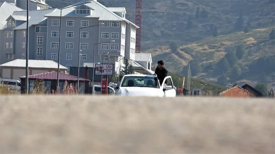 <p>Viteste olmayan araçlar, bu yolda rampa yukarı 40 kilometre hıza ulaşıyor. Sürücüler, her denemelerinde araçlarının rampa yukarı boşta çıktığını görüp büyük şaşkınlık yaşıyor.</p>