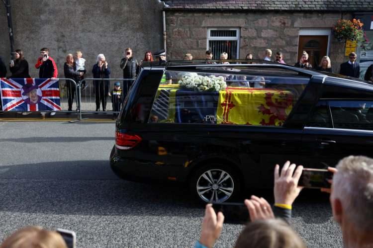 <p>Kraliçe'nin cenazesi Edinburgh'taki Holyroodhouse Sarayı'na konulmadan önce Aberdeen ve Dundee'den de geçecek.</p>

