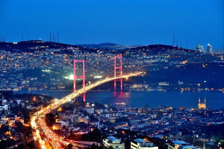 <p><strong>3- İstanbul</strong></p>
<p>Türkiye'nin en kalabalık şehri İstanbul, 2 milyon 596 bin 830 nüfusuyla üçüncü sıraya gerileyecekti.</p>
