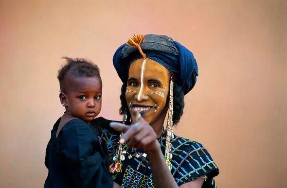 <p>17. yüzyılda Batı Afrika’da İslam’ı ilk kabul eden topluluk olan Wodaabeler, günümüze kadar hiçbir geleneğinden vazgeçmemiş ve alışkanlıklarını yüzyıllar boyunca sürdürmüş.</p>
