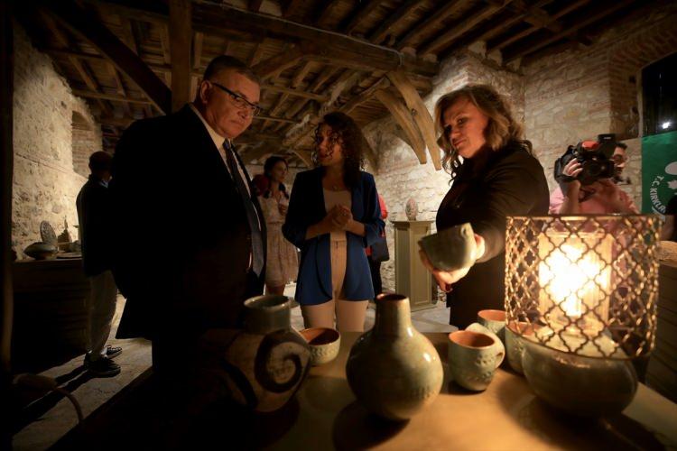 <p>Aşağıpınar höyüğü ile ilgili 2 yıldır çalıştıklarını anlatan Özefsun, "Bugün burada bin 500 yıllık kesintisiz bir tarım toplumunun yaşadığı bir medeniyetin anlatılması için buradayız. </p>
