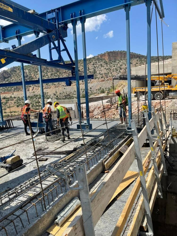 <p>Ulaştırma ve Altyapı Bakanı Karaismailoğlu, yaptığı yazılı açıklamada, yatırımların toplumsal refahın yükseltilmesinde önemli kilometre taşlarından biri olduğunun bilinciyle hareket ettiklerini kaydetti. </p>