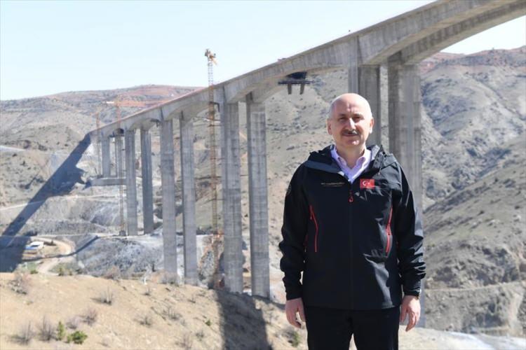 <p>Ulaştırma ve Altyapı Bakanı Adil Karaismailoğlu, "Eğiste Hadimi Viyadüğü Akdeniz ve İç Anadolu Bölgelerini birbirine kesintisiz bağlayacak. Gidiş-geliş güzergahında 2'şer şeritten toplam 4 şerit olarak trafiğe hizmet verecek. Seyahat süresi 20 dakika kısalacak" dedi.</p>
