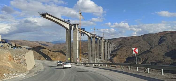 <p><strong>12,50 metre gabarili çift yol platformuna göre aynı temele oturan iki farklı köprü şeklinde projelendirilen Eğiste Hadimi Viyadüğü, gidiş-geliş güzergahında 2'şer şeritten toplam 4 şerit olarak trafiğe hizmet verecek. Mevcut iki yönlü yolun standartlarının ve bu kapsamda trafik, yol ve sürüş güvenliğinin artırılması için yapılan Eğiste Hadimi Viyadüğü'nün tamamlanmasıyla mevcut yola göre yaklaşık 4 bin 400 metre kısalma sağlanacak. </strong></p>