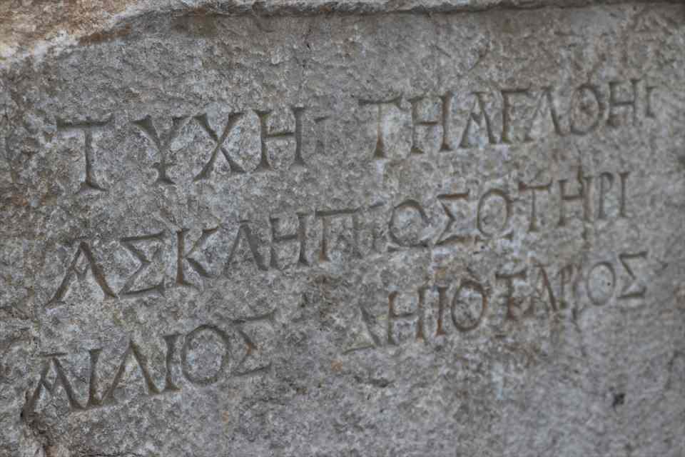 <p>Hadrianaupolis Antik Kentinde, İncil'de adı geçen nehirler Geon, Phison, Tigris ve Euphrates'un yer aldığı, at, fil, panter, geyik ve grifon (sanat tarihinde görülen karışık bir hayvana verilen isim) gibi birçok hayvanın tasvir edildiği kiliselerin tabanındaki mozaiklerle ünlenen ve bu nedenle "Karadeniz'in Zeugması" şeklinde adlandırılan antik kentte, şimdiye kadar iki hamam, iki kilise, bir savunma yapısı, kaya mezarları, tiyatro, bir kemerli ve kubbeli yapı, anıtsal kültik niş, sur, villa, diğer anıtsal binalar ile bazı kült alanları gibi yapılar bulundu.</p>
<p> </p>