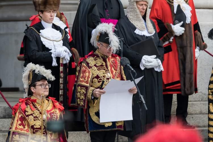 <p>Kraliçe 2. Elizabeth'in oğlu Charles'ın ülkenin yeni kralı olduğu Londra'da St. James Sarayı'nda düzenlenen törenle resmen duyuruldu. duyuruldu.</p>

<p> </p>
