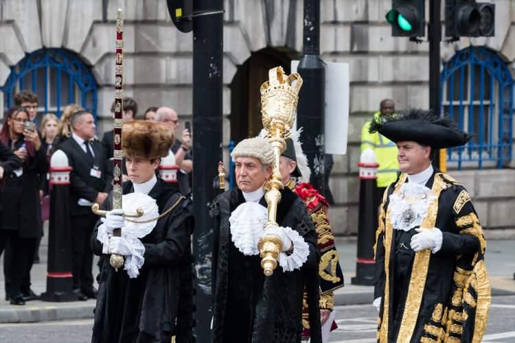<p>İlk kez televizyonlardan canlı yayınlanan törene, Kraliyet Danışma Meclisi Üyeleri (Privy Counsellors) Prens William, Charles'ın eşi Camilla, ülkenin eski Başbakanları David Cameron, Gordon Brown ve Tony Blair katıldı.</p>

<p> </p>
