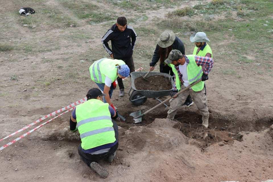 <p>Ziyaretçiler, antik döneme ait paraları, ölülere ait kişisel eşyaları ve 1800 yıllık adak levhası ile Roma askerine ait 1800 yıllık demir maskeyi de yakından inceleyebiliyor.</p>
<p> </p>