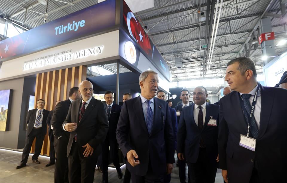 <p>Türkiye'nin "lider ülke" olarak katıldığı MSPO'da yer alan Türk firmaların stantlarını gezen Akar, yetkililerden bilgi aldı.</p>

<p> </p>
