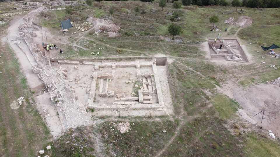 <p><strong> "Asklepios antik dönemde sağlık tanrısıdır"</strong></p>
<p>Doç. Dr. Çelikbaş, AA muhabirine, yazıtın Hadrianaupolis ve Karadeniz arkeolojisi açısından çok önemli olduğunu söyledi.</p>