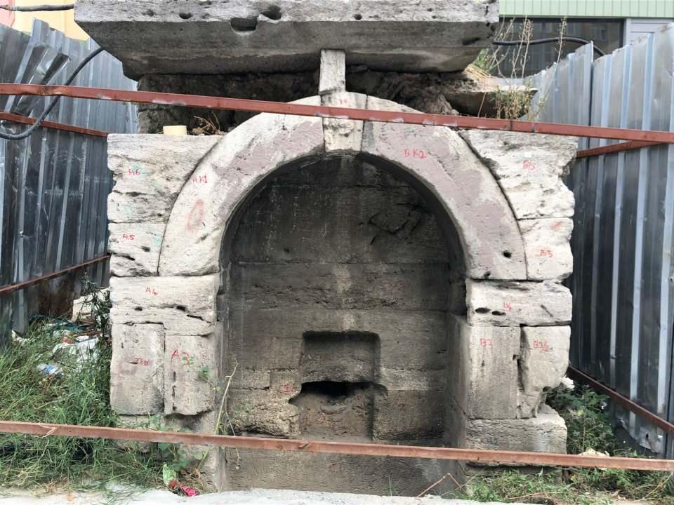 <p><strong>TÜM KURUMLAR ORTAK ÇALIŞIYOR </strong></p>

<p>Çeşme ile ilgili detayları paylaşan Aydemir, "Çeşmemiz son dönem Osmanlı Çeşmesi ve bir duvar çeşmesi. Etrafındaki duvar ve yapı ortadan kalktığı zaman çeşme dış etkenlere açık hale geliyor. 1960'ların 70'lerin çimentolu imitasyon onarımlarıyla bir takım tamamlamalar yapılıyor ama bu da o dönem çeşmeyi kurtarmaya yetmiyor. Zamanla yol kotunun yükselmesiyle yalak kotundan 1 metre bir dolgu oluşuyor ve yalağı da ortada olmuyor. İmar planı değişikliklerinde çeşmenin bir kısmı kaldırımda, bir kısmı da yolda kalınca, restorasyon projeleri onaylı olan çeşmenin az ileride bir yere taşınarak korunması kararı alınıyor. Bu süreçte tüm kurumlar ortak çalışıyor." diye konuştu. </p>
