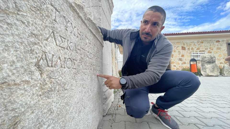 <p>Geçen yıl ortaya çıkartılan kare planlı bir yapıda devam eden kazılardaki bir kaya parçasında "Kurtarıcı Asklepios'a Ailios Deiotaros sundu" ifadesi bulunan bir yazıt bulundu.</p>
<p> </p>