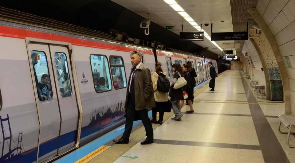 <p>Türkiye’nin en kalabalık ili İstanbul’da (15 milyon 840 bin) raylı sistem ağı 266 kilometreyi buldu ancak 39 ilçenin 16’sında hala metro yok. TÜİK’in açıkladığı rakamlara göre, bu 16 ilçenin toplam nüfusu 5 milyon 204 bin. Bu da İstanbul’un yaklaşık yüzde 35’inin metro ağına doğrudan ulaşamadığını gösteriyor. Bazı ilçeleri metroya kavuşturmak için çalışmalar sürerken, bazılarında ise orta vadede hiç umut yok. <br />
<br />
İşte İstanbul'un metrosuz ilçeleri...</p>
