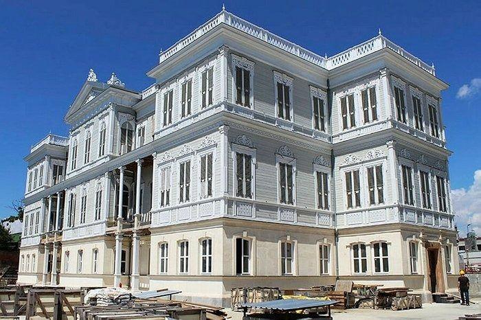<p>İl Genel Meclisi kararı ile otopark yatırımı karşılığında kira süresinin 2040'a kadar uzatıldığına değinen THY, onarım çalışmalara 13 yılda 130 milyon ABD dolarına yakın kaynak aktarıldığı 2023'te ise gelir getirici faaliyetlerine başlayacak iken, İBB'nin bu yatırımın üzerine çökmek istediği açıklandı.</p>