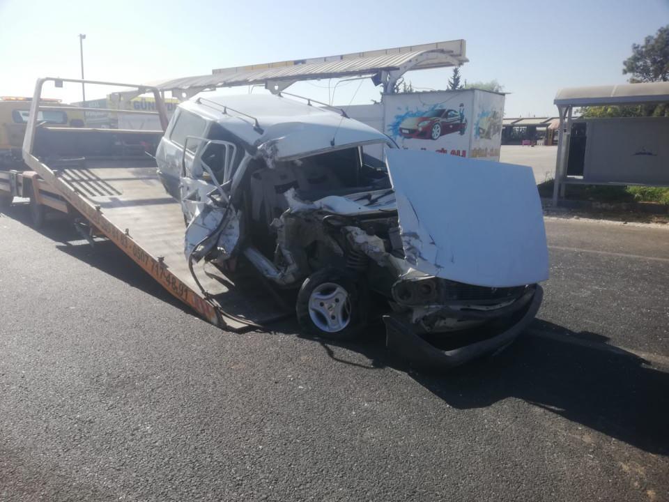 <p>Şanlıurfa’da otomobilin yolcu almak için durakta duran belediye otobüsüne arkadan çarpması sonucu meydana gelen trafik kazasında 2 kişi hayatını kaybetti. </p>
