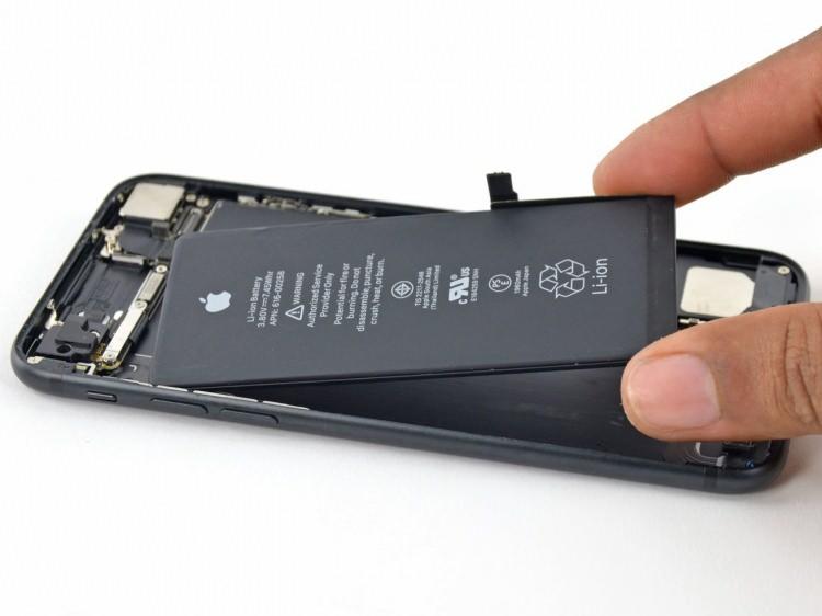 <p>iPhone 14'ün pil kapasiteleri ile ilgili paylaşımlar yapıldı. İddialara göre iPhone 14'ün pil kapasiteleri şöyle olacak:</p>

<p>iPhone 14 - 3279 mAh ( iPhone 13'te 3.227 mAh)<br />
iPhone 14 Max - 4325 mAh ( Yeni model)<br />
iPhone 14 Pro - 3200 mAh (iPhone 13 Pro'da 3.095 mAh)<br />
iPhone 14 Pro Max - 4323 mAh (iPhone 13 Pro Max'te - 4.352 mAh)</p>
