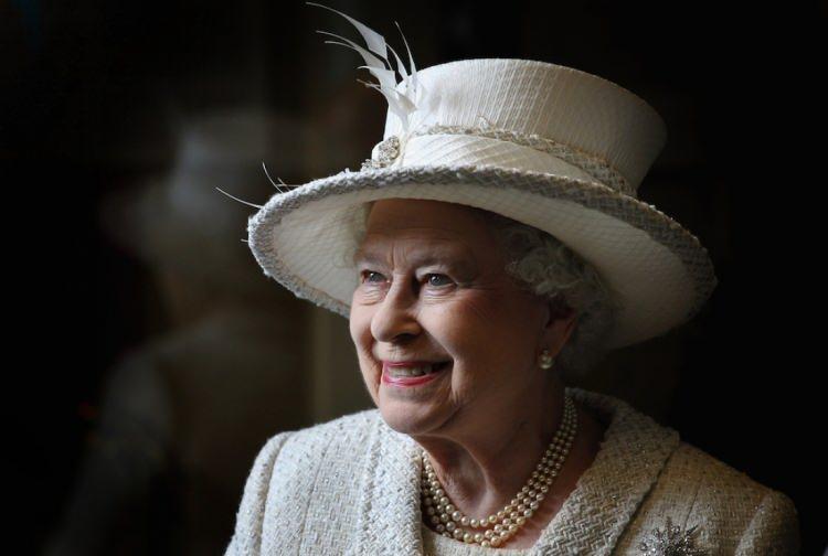 <p>96 yaşındaki Kraliçe Elizabeth, sağlık durumundan endişe duyduğu gerekçesiyle tıbbi gözetim altına alındı. Peki kraliçe hayatını kaybederse İngiltere'de neler yaşanacak? Haber sitesi Politico'nun haberine göre, "Londra Köprüsü Operasyonu" kod adlı plan, cenaze töreni düzenlemelerini içeriyor.</p>

<p>İşte Kraliçe Elizabeth öldüğünde yaşanacaklar...</p>

