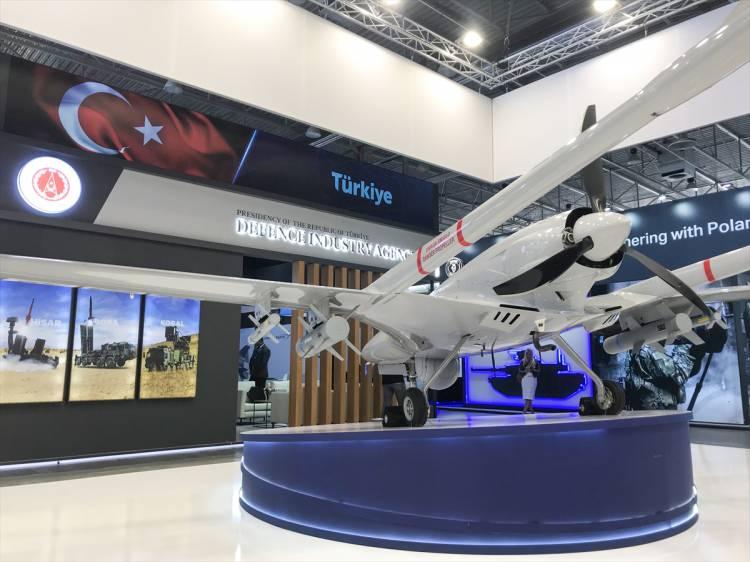 <p>Bu yıl 30’uncu yılını kutlayan MSPO’ya birçok ülkenin savunma sanayi firmaları ve üst düzey resmi delegasyonları katılım sağlıyor.</p>
