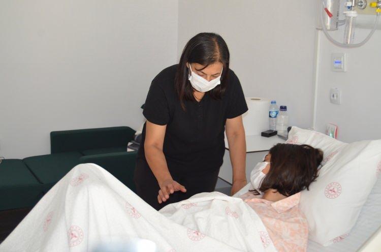 <p>"KIZIMA ÇARPAN OTOBÜS ŞÖFÖRÜNE DUA EDİYORUM"</p>
<p>B.G.'nin annesi Reyhan G. (52), kızının karnındaki kitleyi kazanın ardından öğrendiklerini belirtti. Kızının kazada hafif şekilde yaralandığını belirten Reyhan G., şöyle konuştu:</p>
<p>“Kaza sonrası kızımın hastanede çekilen tomografi sonucunda karnındaki kist görülüyor. Doktoru tarafından acil ameliyata alınıyor ve başarılı bir ameliyat geçiriyor. Hiçbir belirtisi ve ağrısı yoktu. Biz de bu olaya çak şaşırdık. 7 kilonun üzerinde karnından bir kist çıktı. Biz de ne kadar süredir var bilmiyoruz. En ufak bir belirtisi olsa hemen doktora getirirdim. Hiçbir ağrısı ve sızısı yoktu kızımın. Halk otobüsü şoförü iyi ki kızıma çarpmış diyorum...</p>
