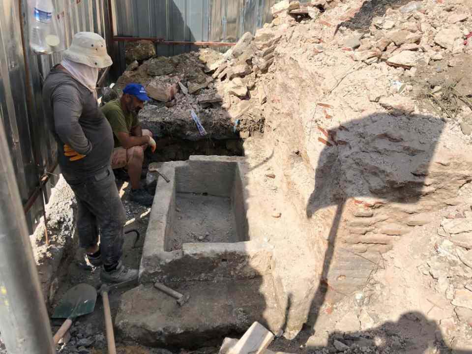 <p><strong>"YAPI KÜLLERİNDEN YENİDEN DOĞDU" </strong></p>
<p>Taşıma kararının alınmasıyla koruma kuruluyla birlikte hareket edildiğini belirten Olcay Aydemir, "Çeşmenin imar planında yolda kalmasından sonra vakıf envanterinden tescilinden düşmesi söz konusu. Yapıyla ilgili etrafında hiçbir yapı kalmamıştı. Bu vesileyle kentin bu köşesinde çeşme özgün malzemeleriyle, akar bir şekilde bütün kentlilerle buluşmuş olacak. Çeşme burada yaşayacak. Yakın olması da bizim hafızamız açısından önemliydi. Yapı küllerinden yeniden doğdu." dedi. </p>