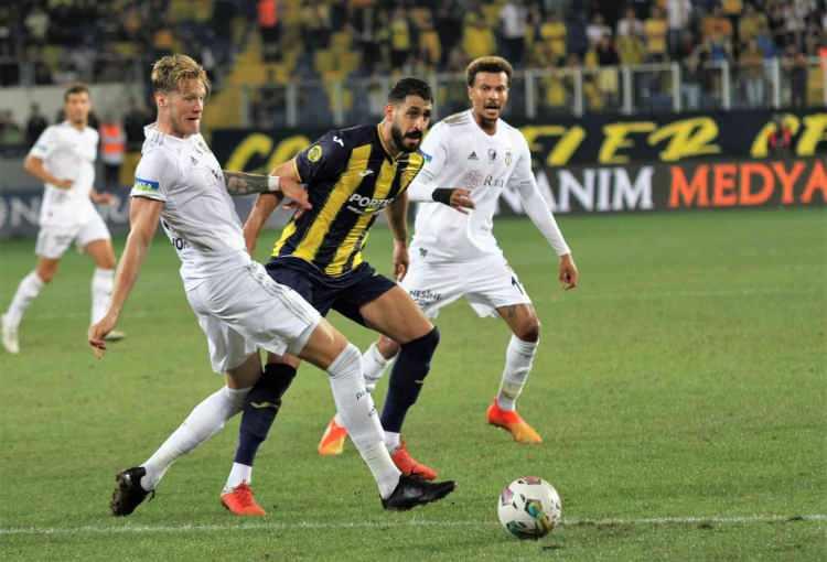 <p>Puanını 13'e yükselten Beşiktaş, geçen hafta yükseldiği liderliğini de devam ettirmiş oldu. MKE Ankaragücü ise ligde galibiyetle yine tanışamadı ve 1 puanla son sırada kaldı.</p>
