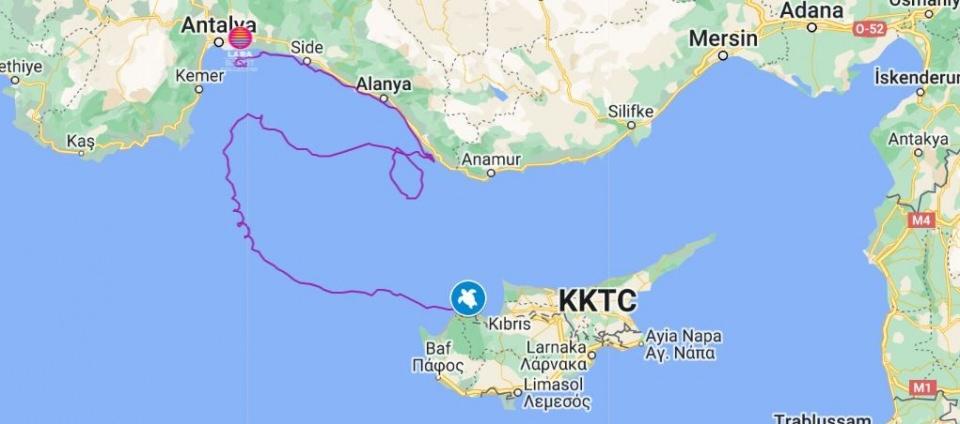 <div>Burada yapılan incelemelerde kaplumbağanın bağırsaklarında bol miktarda plastik olduğu, boynunda ve belirli yerlerinde yaraların olduğu tespit edildi. Veterinerler öncülüğünde plastiğin ve biriken gazın vücuttan atılması için ilaç tedavisine başlandı.</div>