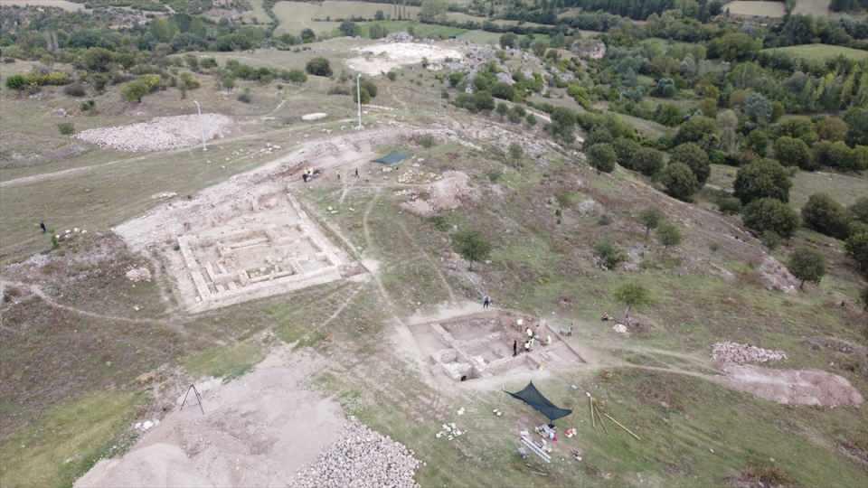<p> Bunun Asklepios ile bağlantılı olduğunu düşünmüştük fakat yazıtın çıkması ile Hadrianaupolis'te gerçekten bir Asklepios kültürünün olduğunu net bir şekilde ortaya koydu."</p>
